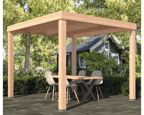 Houten tuinpaviljoen met tafel en stoelen in de tuin