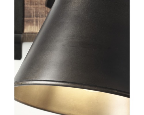 Detailopname van een wandlamp met metalen lampenkap