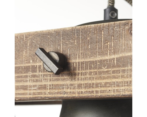 Detail van een lamp met houten balk en draaischakelaar