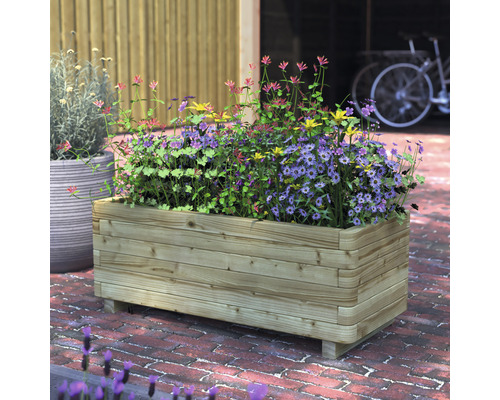 Houten bloembak met kleurrijke bloemen op een terras.