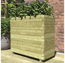 Houten plantenbak met bloemen en planten in de tuin