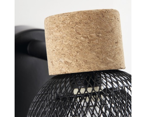 Gedetailleerde weergave van een zwarte lamp met metalen rasterlampenkap en kurken opzetstuk.