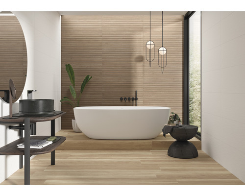 Lichte badkamer met ligbad, wastafel, spiegel en wandtegels met houtlook