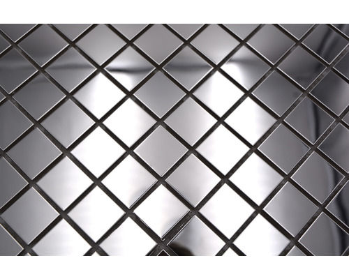 Gedetailleerde close-up van vierkante zilverkleurige mozaïektegels