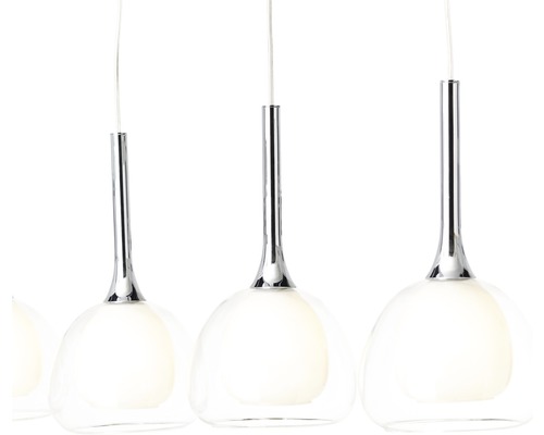 Meerdere hanglampen met heldere glazen kappen en glanzende metalen ophangingen