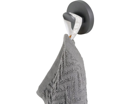 Handdoekhouder met grijze handdoek