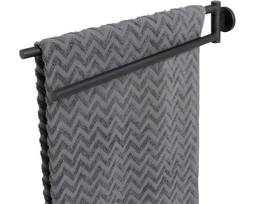 Metalen handdoekhouder met een handdoek
