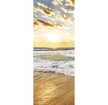 Strand met zonsondergang en golven