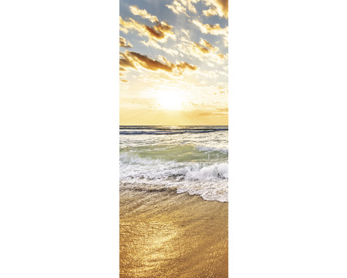 Strand met zonsondergang en golven