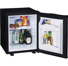 Mini-koelkast met open deur en diverse dranken en snacks