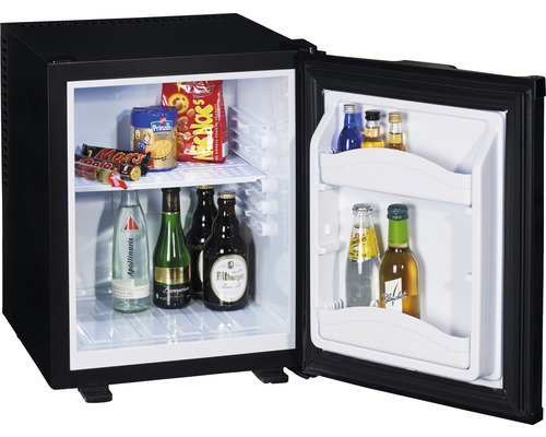 Mini-koelkast met open deur en diverse dranken en snacks
