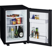 Open minikoelkast met drankjes en snacks