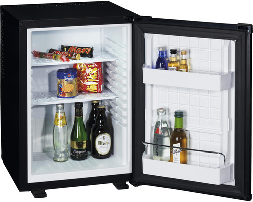 Open minikoelkast met drankjes en snacks
