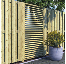 Houten schutting met privacyschermelement en plantenbak