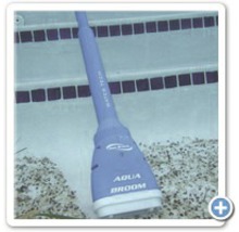 Accu-aangedreven zwembadreiniger in het water