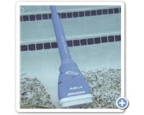 Accu-aangedreven zwembadreiniger in het water