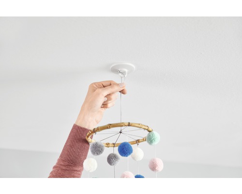 Installatie van een babymobiel aan het plafond