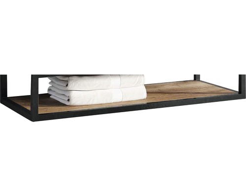 Wandrek met houten plank en zwart metalen frame voor het opbergen van handdoeken