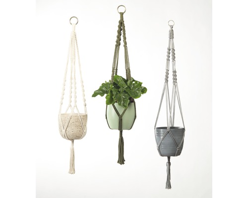 Drie macramé plantenhangers met verschillende ontwerpen en kleuren.