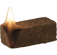 Een enkele, brandende barbecue aansteker gemaakt van natuurlijke vezels.
