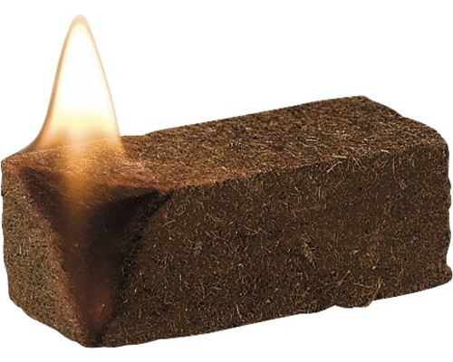 Een enkele, brandende barbecue aansteker gemaakt van natuurlijke vezels.
