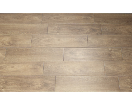 Gelegde vloertegels in houtlook