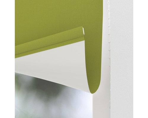 Detailopname van een groen rolgordijn in het raam