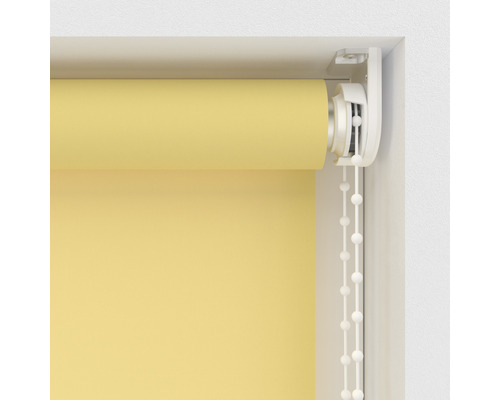 Geel rolgordijn in raamkozijn met bedieningsketting