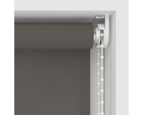 Grijs rolgordijn met kettingbediening aan het raam