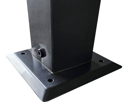 Detailopname van een metalen paal met voetplaat voor bevestiging