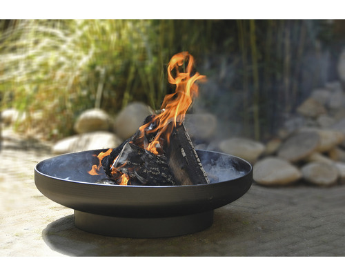 Vuurschaal met brandend hout in de tuin