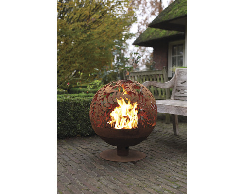 Stalen vuurkorf met bladmotief in de tuin