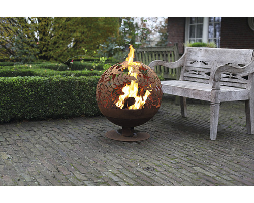 Vuurkorf met bladerpatroon in de tuin