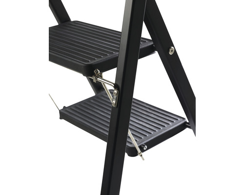 Detailweergave van een zwarte trap met twee treden