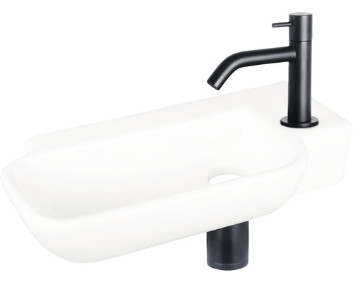 Keramische wastafel met zwarte kraan en afvoergarnituur