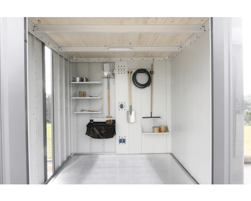 Interieur van een tuinhuis met rekken en tuingereedschap