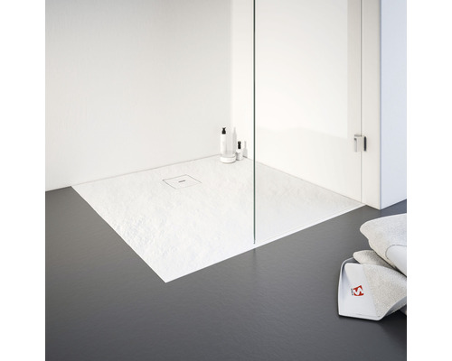 Gelijkvloerse douche met douchebak en douchewand in de badkamer.