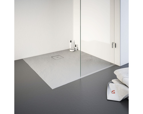 Inloopdouche met douchegoot en handdoeken in de badkamer.