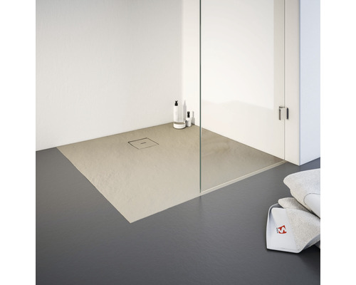 Inloopdouche met douchebak, douchewand en afvoergarnituur.