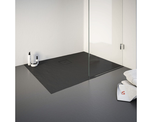 Badkamer met vlakke, rechthoekige douchebak en glazen douchescherm