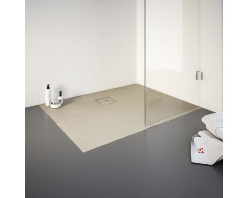 Gelijkvloerse douche met douchegoot en glazen wand in een moderne badkamer