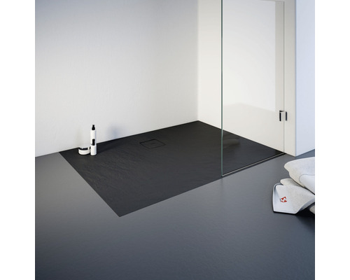 Inloopdouche met stenen douchebak, douchecabine en badkameraccessoires voor een modern badkamerdesign