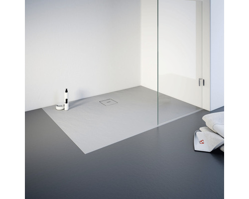 Gelijkvloerse douche met douchebak en glazen douchewand