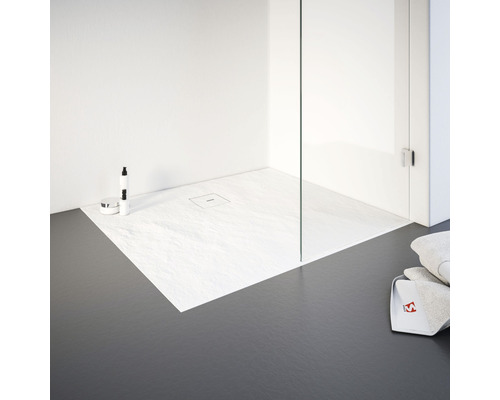 Badkamer met platte douchebak en glazen scheidingswand