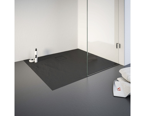 Gelijkvloerse douche met douchebak met leisteenstructuur en glazen douchescherm