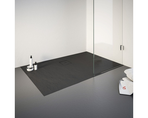 Gelijkvloerse douche met stenen douchebak en glazen wand