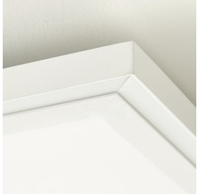 Detailopname van een witte plafondlamp met frame