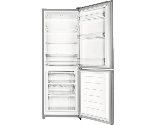 Geopende koelkast met vriesvak en planken