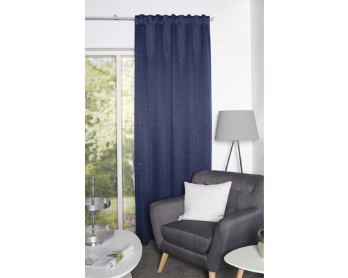 Decoratief gordijn voor raam in een woonkamer