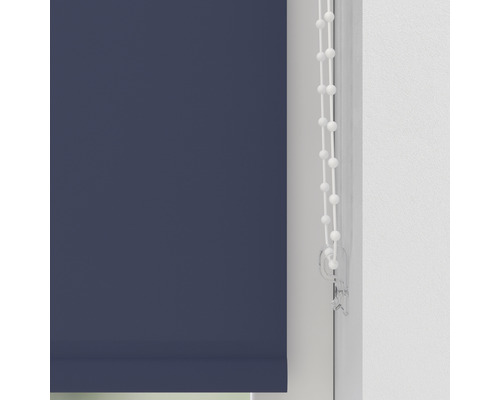 Blauw rolgordijn met kettingbediening voor een raam.